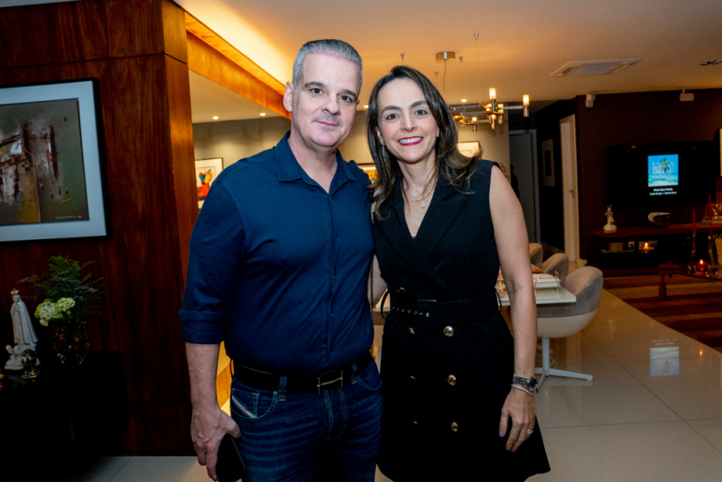 Temporada em Fortaleza - Cristiano e Danielle Peixoto promovem jantar intimista em torno de David Moura do Carmo