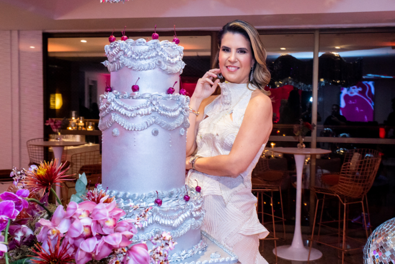 Sessão parabéns - Bia Pontes comemora nova idade em noite de festa em seu endereço no Meireles