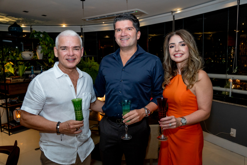 Temporada em Fortaleza - Cristiano e Danielle Peixoto promovem jantar intimista em torno de David Moura do Carmo