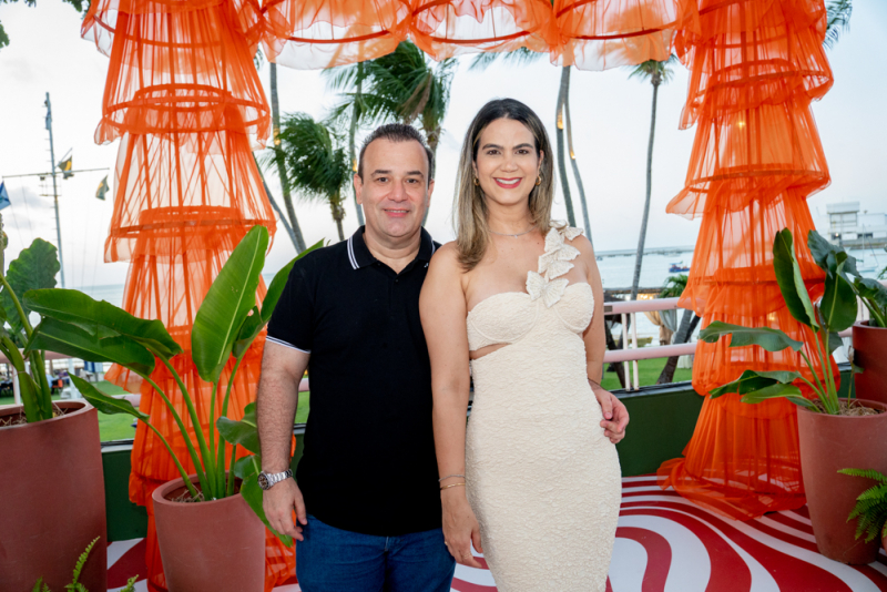 Sunset festivo - Natália Mesquita brinda à nova idade em clima de samba e axé no Iate Clube de Fortaleza