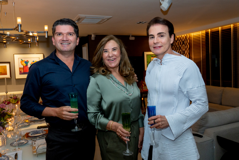 Temporada em Fortaleza - Cristiano e Danielle Peixoto promovem jantar intimista em torno de David Moura do Carmo