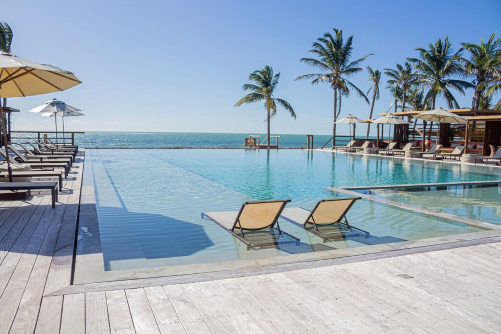 Detalhe Da Piscina De Borda Infinita Do Jaguaríndia Village