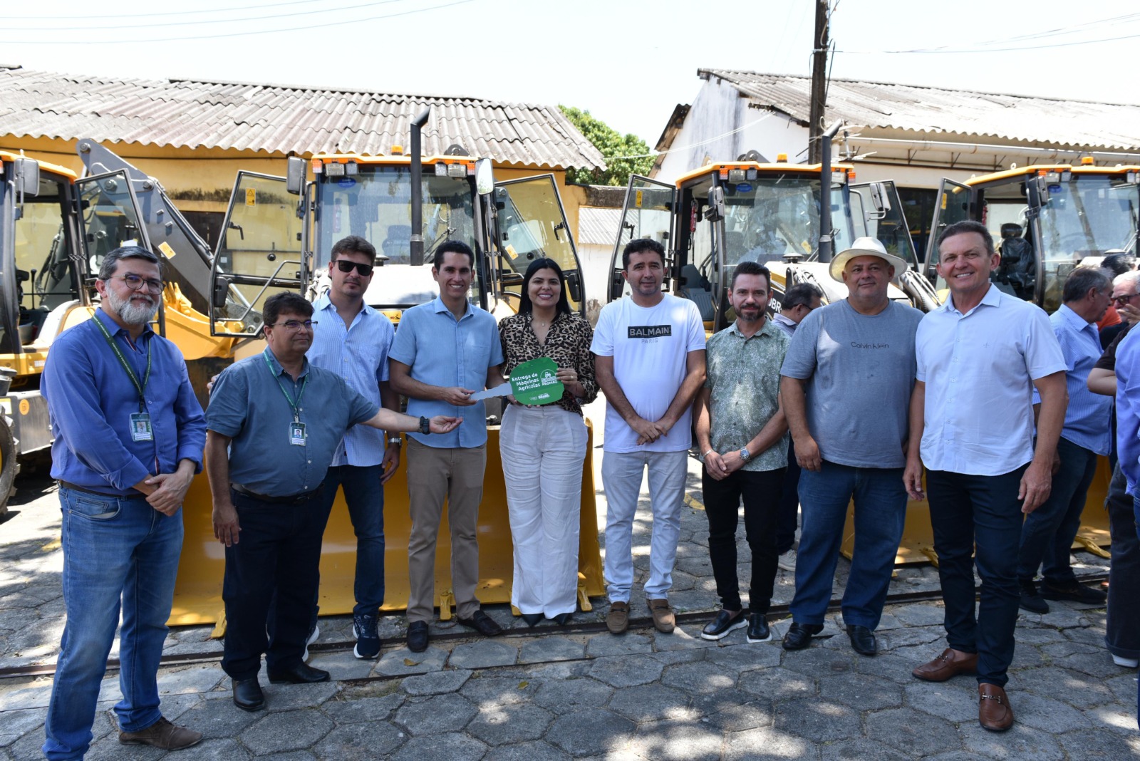 Com presença de Domingos Neto, nove municípios do Ceará recebem maquinários via programa federal