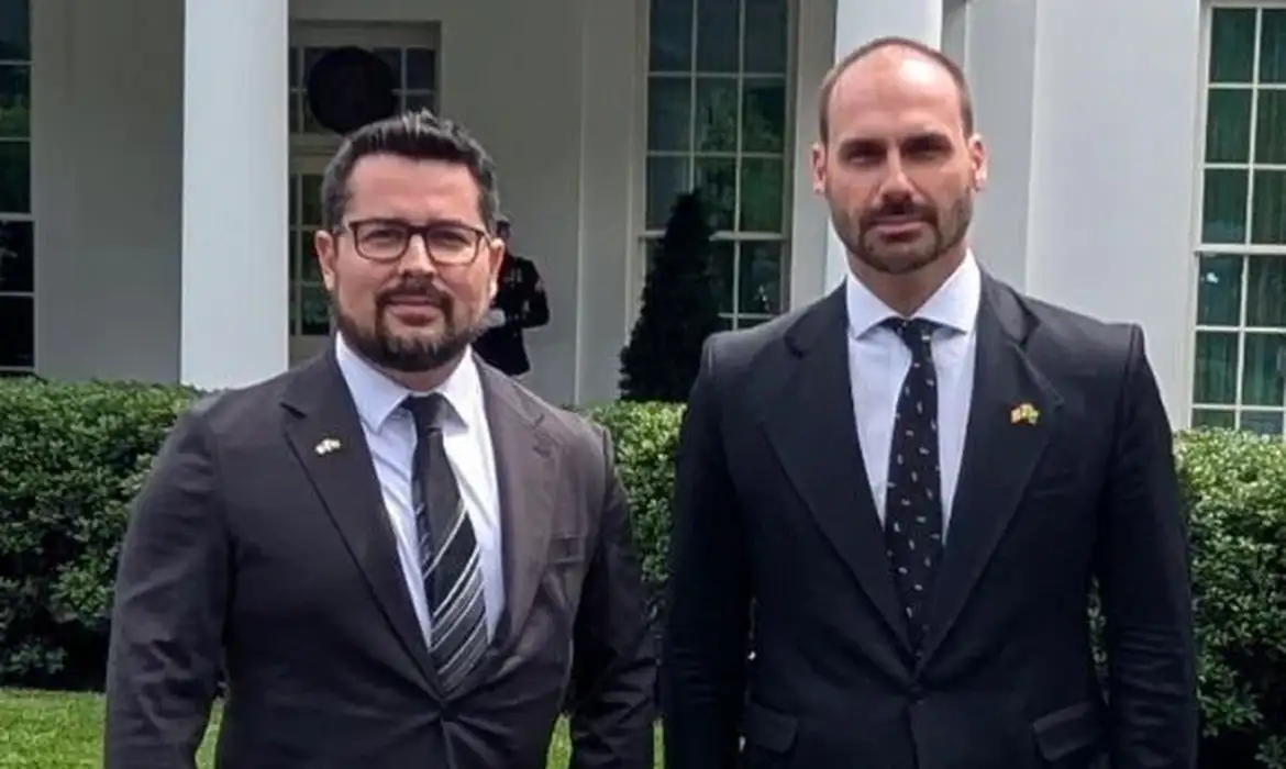 Filho de Bolsonaro e neto de general da ditadura são denunciados pela PGR por coação