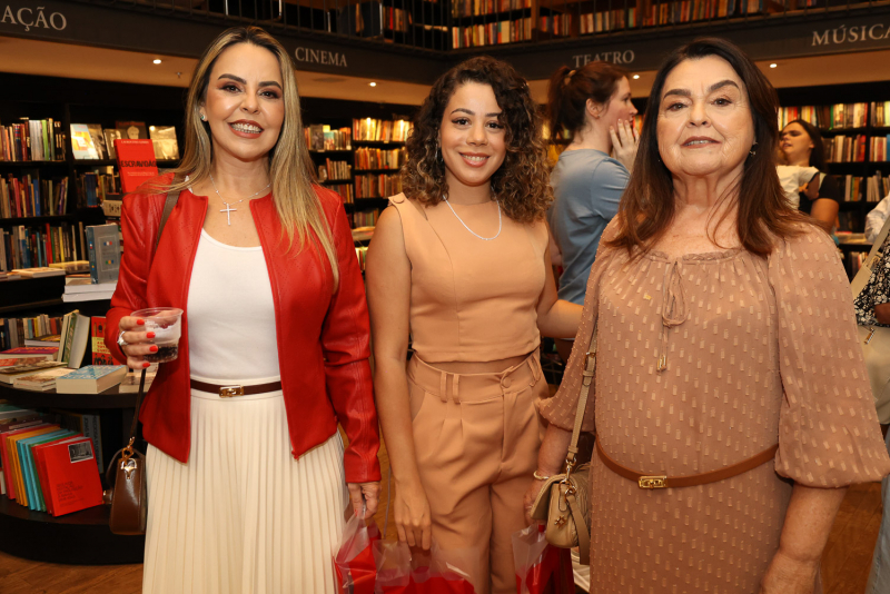 Estreia literária - Christiane Monnerat lança livro em noite concorrida na Livraria da Travessa, no Rio de Janeiro