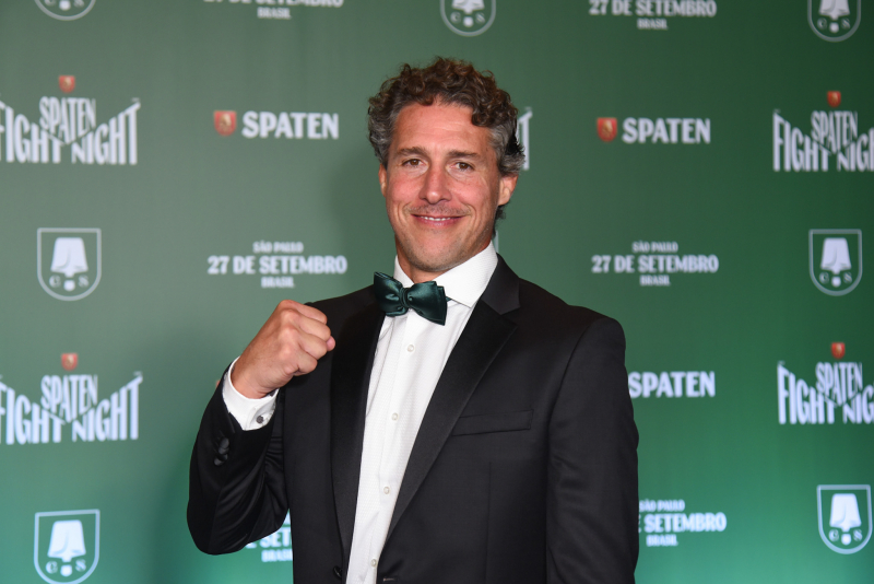 Plateia Vip - Celebridades desfilam elegância na entrada do Spaten Fight Night em São Paulo