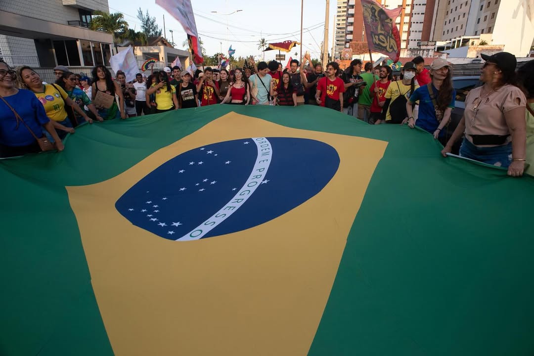 Multidões vão às ruas em Fortaleza, Recife e Salvador contra anistia e PEC da Blindagem