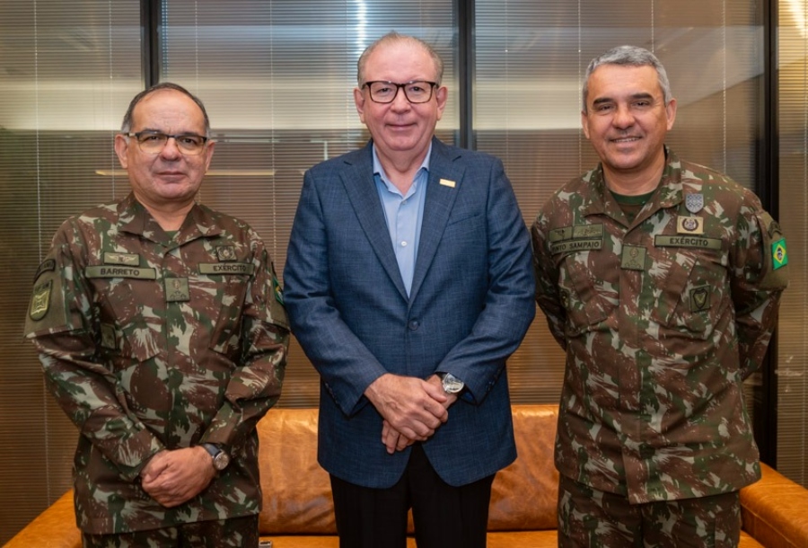 Ricardo Cavalcante conversa com o futuro comandante da 10ª RM na sede da FIEC