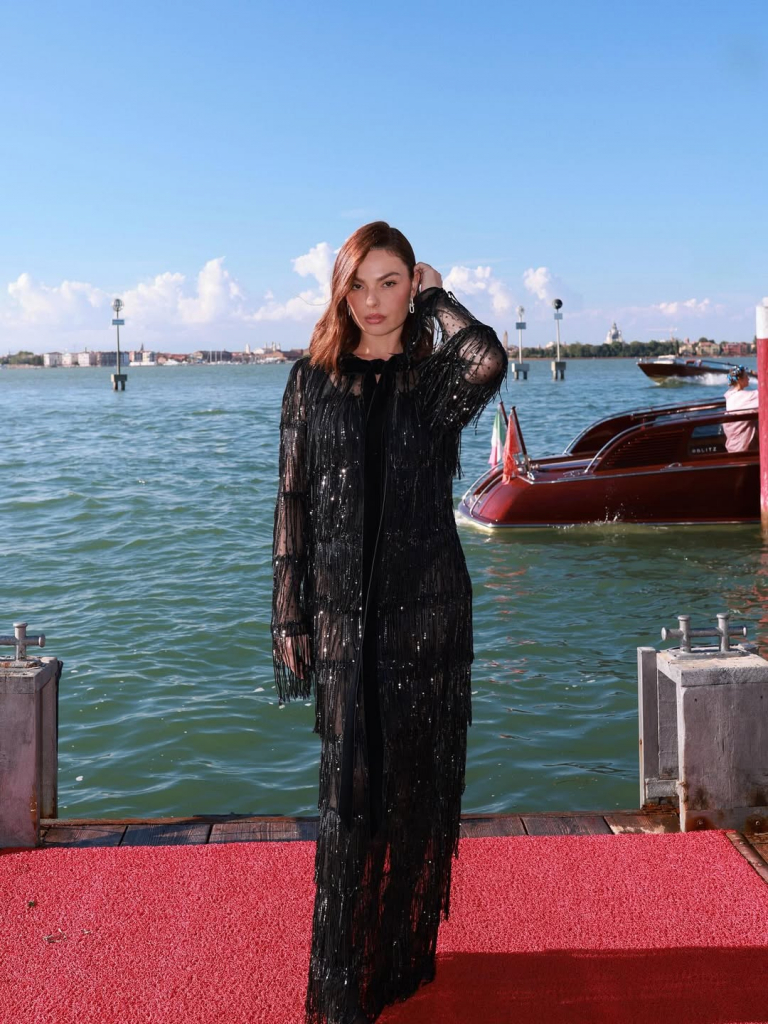 Isis Valverde No Amfar Venezia (4)