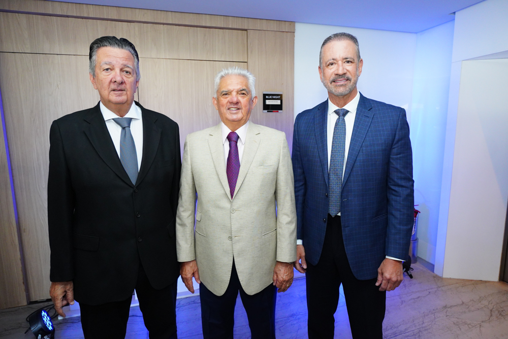 João E Tales De Sá Cavalcante, E Régis Medeiros