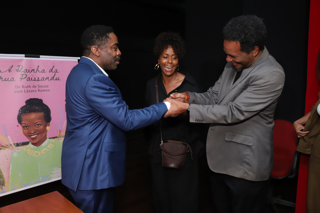 Lázaro Ramos Autografa Livro De Maju Coutinho