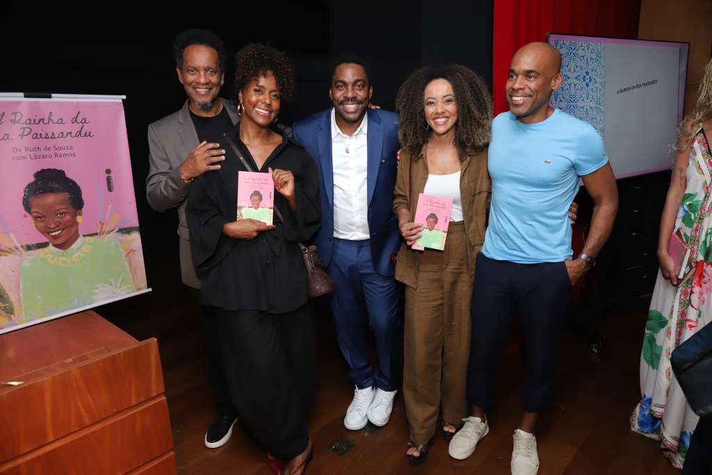 Lázaro Ramos Autografa Livro De Maju Coutinho E Família