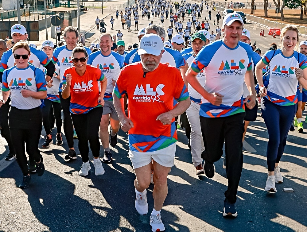 Lula e Camilo Santana celebram 95 anos do MEC durante corrida na Esplanada