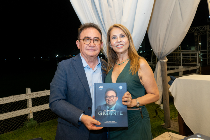 89 anos da ABIH - Livro em homenagem a Manoel Linhares é lançado em noite de dupla comemoração no Iate Clube de Fortaleza