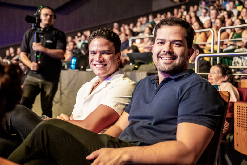 Sanfona e poesia - Aniversário de Waldonys é comemorado no palco do Teatro RioMar Fortaleza com o show “O Cantador de Histórias”