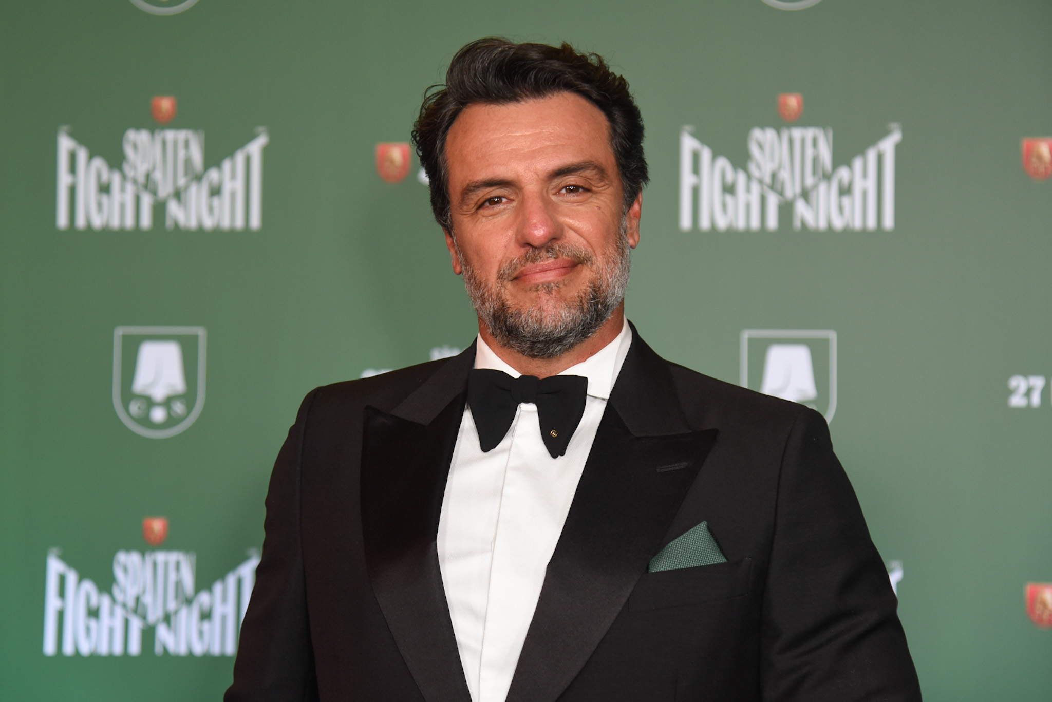 Celebridades desfilam elegância na entrada do Spaten Fight Night em São Paulo