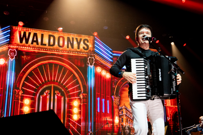 Sanfona e poesia - Aniversário de Waldonys é comemorado no palco do Teatro RioMar Fortaleza com o show “O Cantador de Histórias”