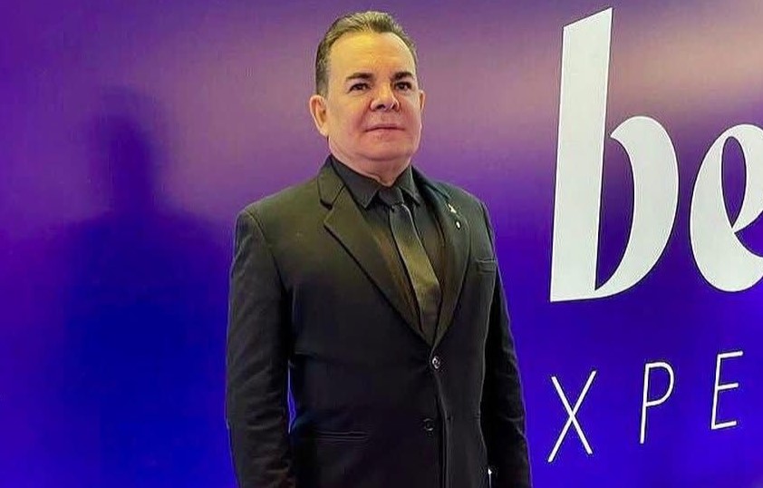 Walker Santiago brinda à nova idade cercado de afeto e estilo