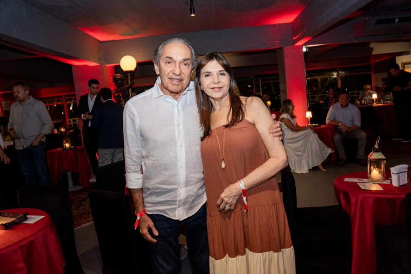 Noite exclusiva - Charutaria El Club Privado festeja cinco anos com pocket show de Edmilson Filho no Iate Clube de Fortaleza