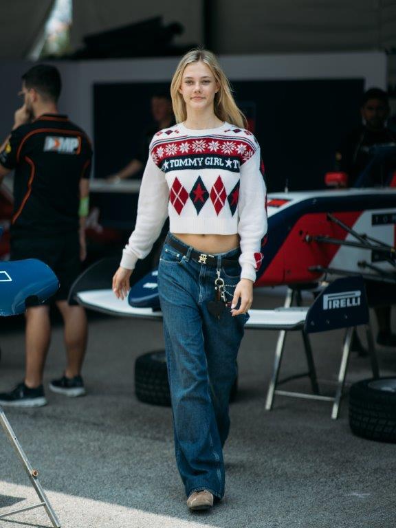Alba Hurup Larsen Veste Tommy Jeans Crédito Cortesia F1 Academy (13)