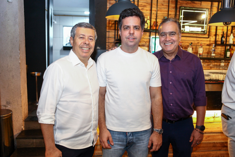 Sessão parabéns - Parahyba Neto ganha festa de aniversário surpresa orquestrada pela esposa, Rita Parahyba