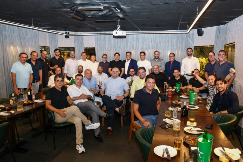 Sessão parabéns - Parahyba Neto ganha festa de aniversário surpresa orquestrada pela esposa, Rita Parahyba