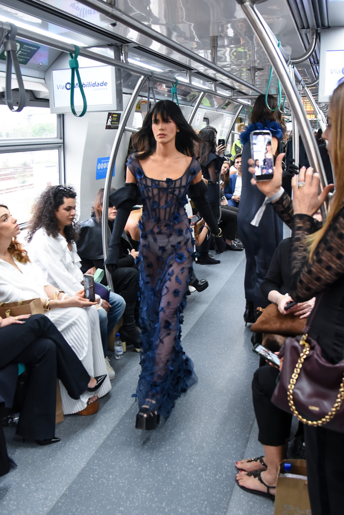 Anttónia Desfila Para Gloria Coelho