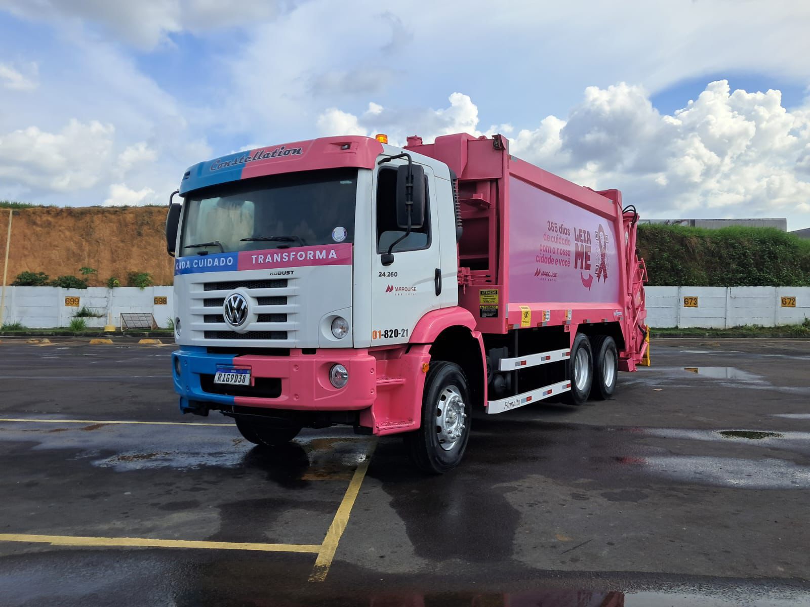 Caminhão Adesivado Em Alusão à Campanha Outubro Rosa (2)