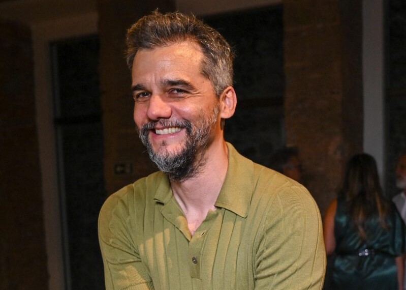 Wagner Moura estreia espetáculo com prévia para convidados em Salvador