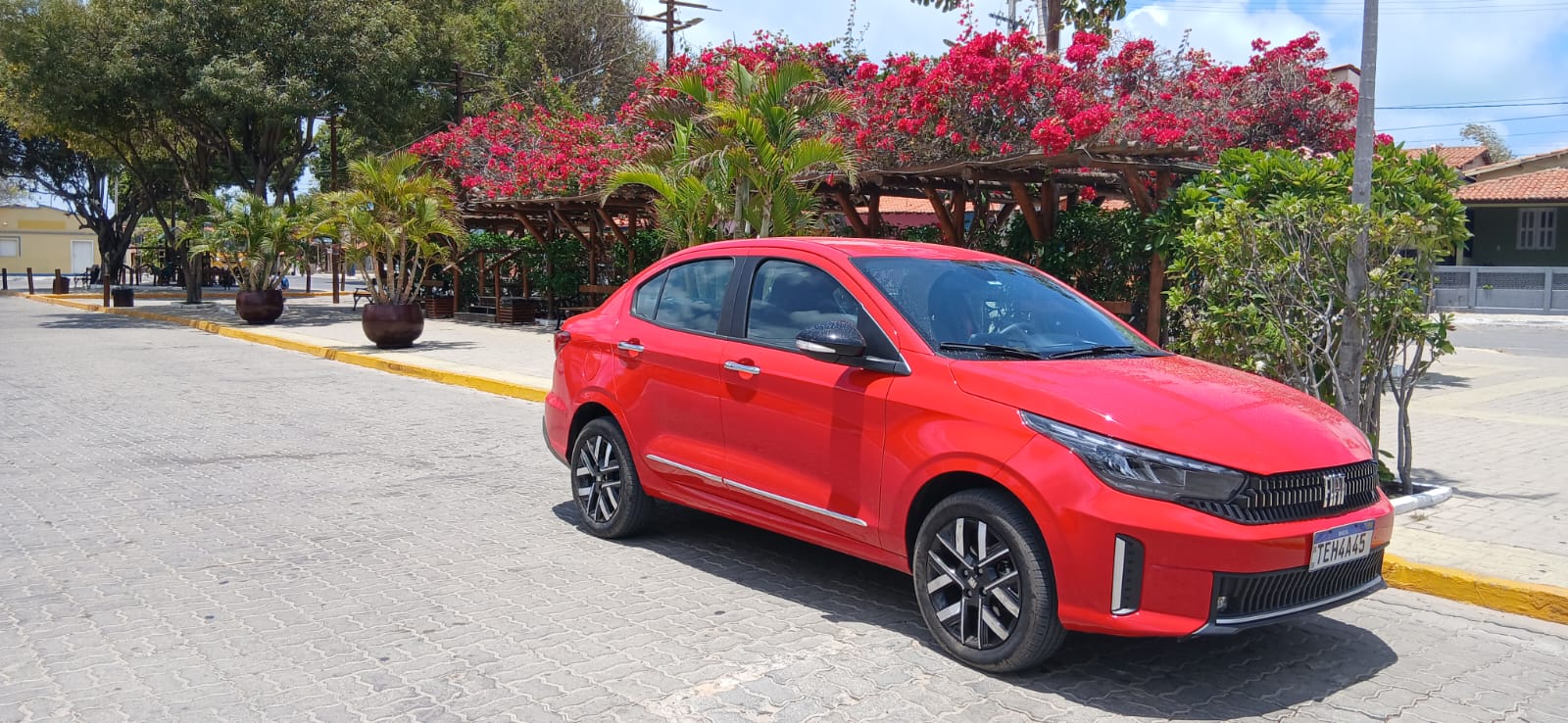 Dirigi o Novo Cronos na versão precision 1.3. O sedan é econômico, tem desempenho e tem seu charme