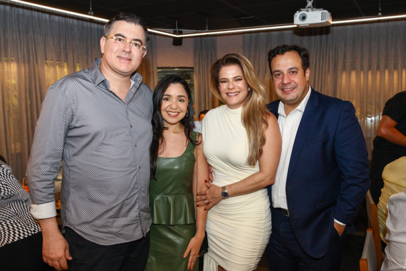 Sessão parabéns - Parahyba Neto ganha festa de aniversário surpresa orquestrada pela esposa, Rita Parahyba