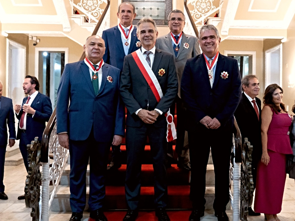 Integrantes do TJCE recebem Medalha da Ordem Alencarina do Mérito Judiciário