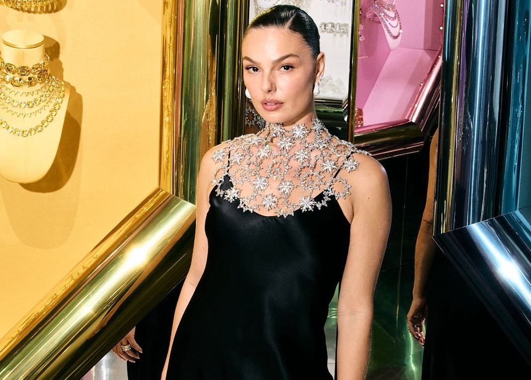 Isis Valverde brilha na estreia da exposição “Masters of Light” da Swarovski