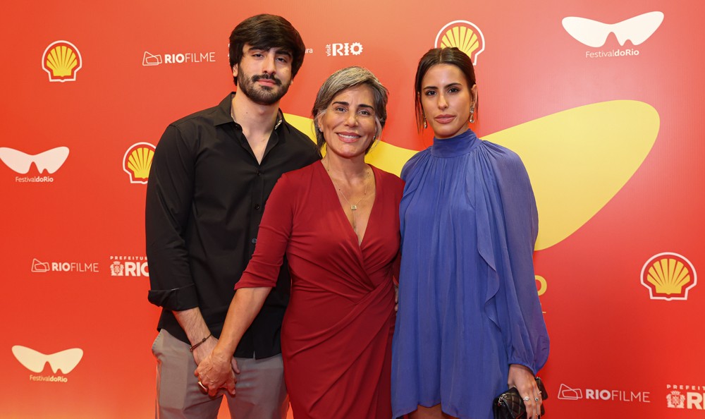 Glória Pires celebra estreia como diretora cercada de amigos e família no Cine Odeon