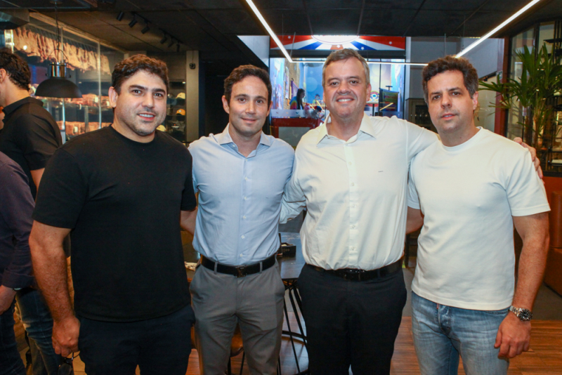 Sessão parabéns - Parahyba Neto ganha festa de aniversário surpresa orquestrada pela esposa, Rita Parahyba