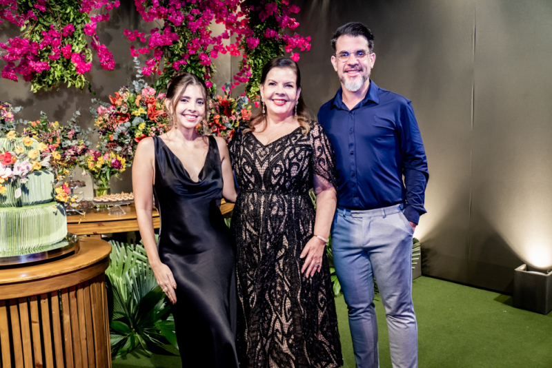 Brinde à vida - Eliane Brasil festeja nova idade em noite animada no La Casa Lounge