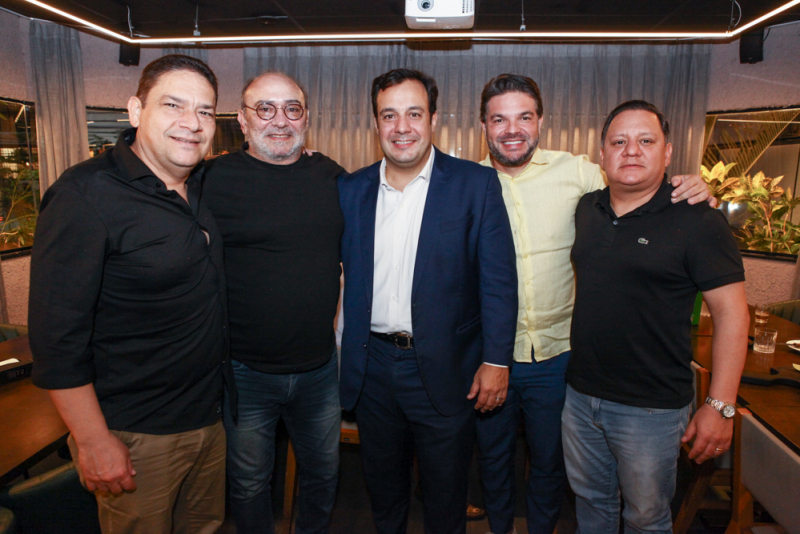 Sessão parabéns - Parahyba Neto ganha festa de aniversário surpresa orquestrada pela esposa, Rita Parahyba