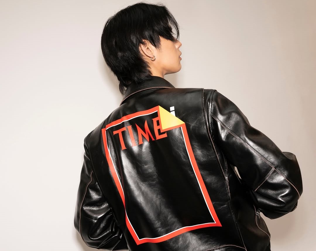 Sacai e Mungo Thomson lançam coleção cápsula inspirada na obra TIME Mirror