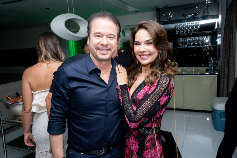 Sessão parabéns - Ronaldo Otoch movimenta a Mansão Macedo com festa de aniversário animada