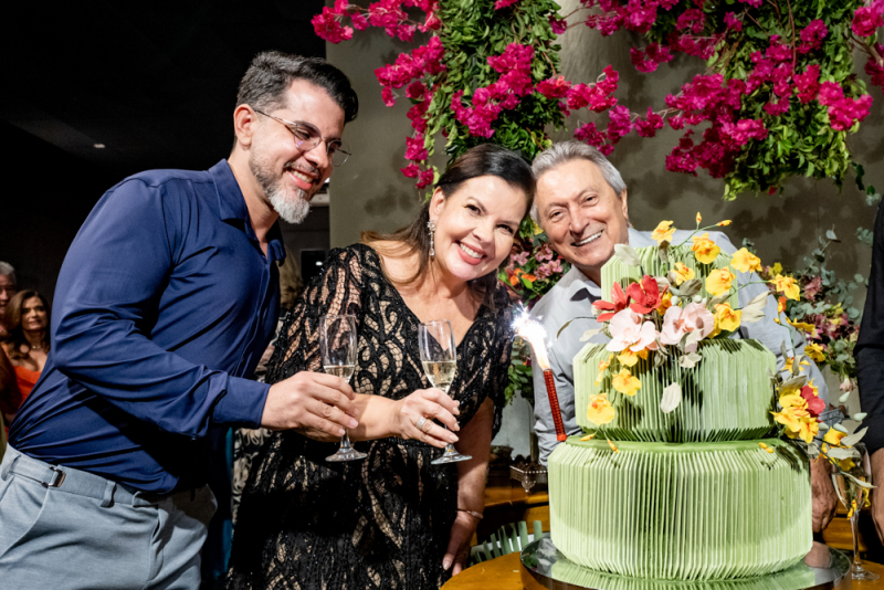 Brinde à vida - Eliane Brasil festeja nova idade em noite animada no La Casa Lounge