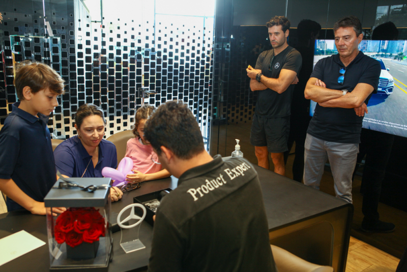 Experiência premium - Mercedes Family Experience combina tecnologia, sofisticação e performance na Newsedan Mercedes-Benz