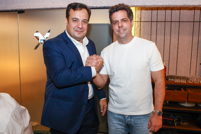 Sessão parabéns - Parahyba Neto ganha festa de aniversário surpresa orquestrada pela esposa, Rita Parahyba