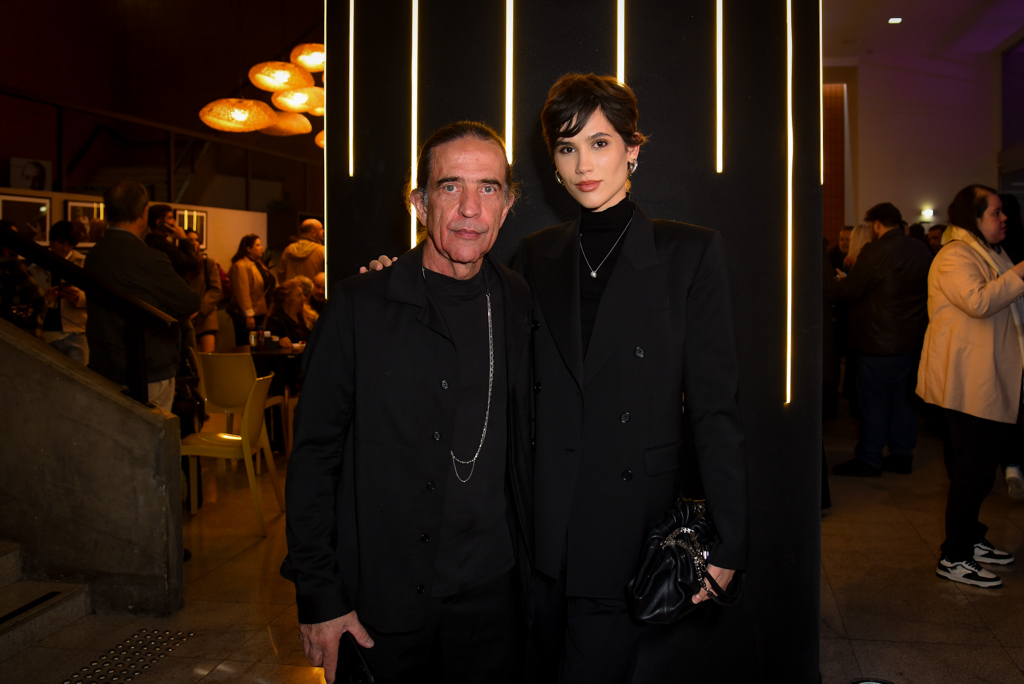 Ricardo Almeida E Esposa 18318