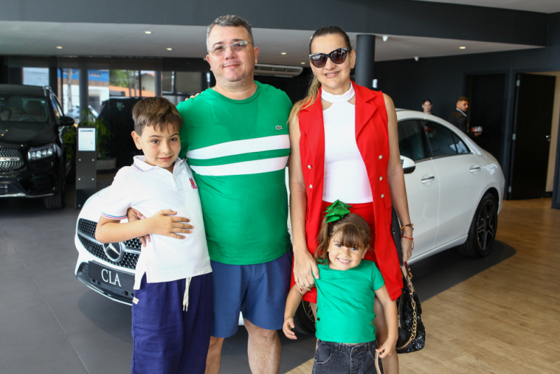 Experiência premium - Mercedes Family Experience combina tecnologia, sofisticação e performance na Newsedan Mercedes-Benz