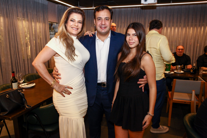 Sessão parabéns - Parahyba Neto ganha festa de aniversário surpresa orquestrada pela esposa, Rita Parahyba