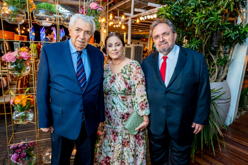 Chuva de arroz - Victória Macêdo e Everardo Silveira dizem “sim” em cerimônia na Igreja do Líbano