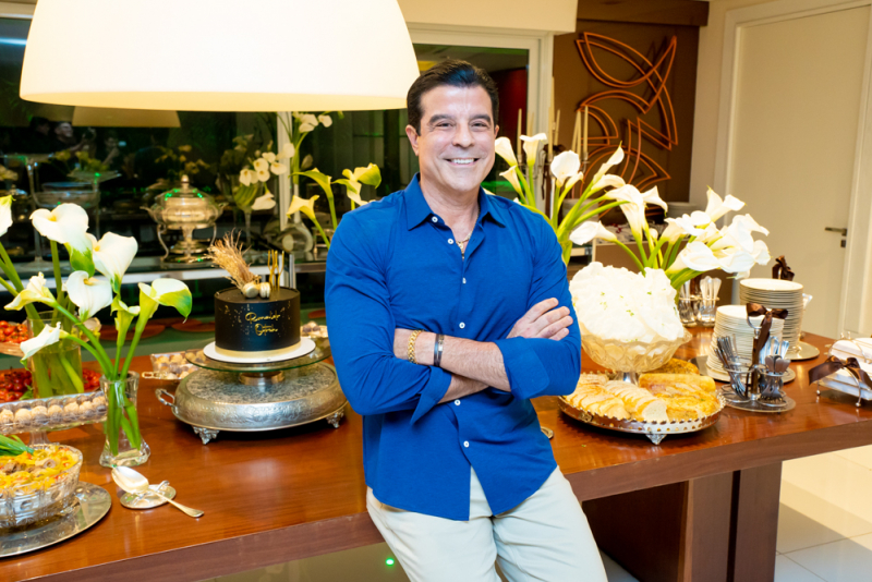 Sessão parabéns - Ronaldo Otoch movimenta a Mansão Macedo com festa de aniversário animada