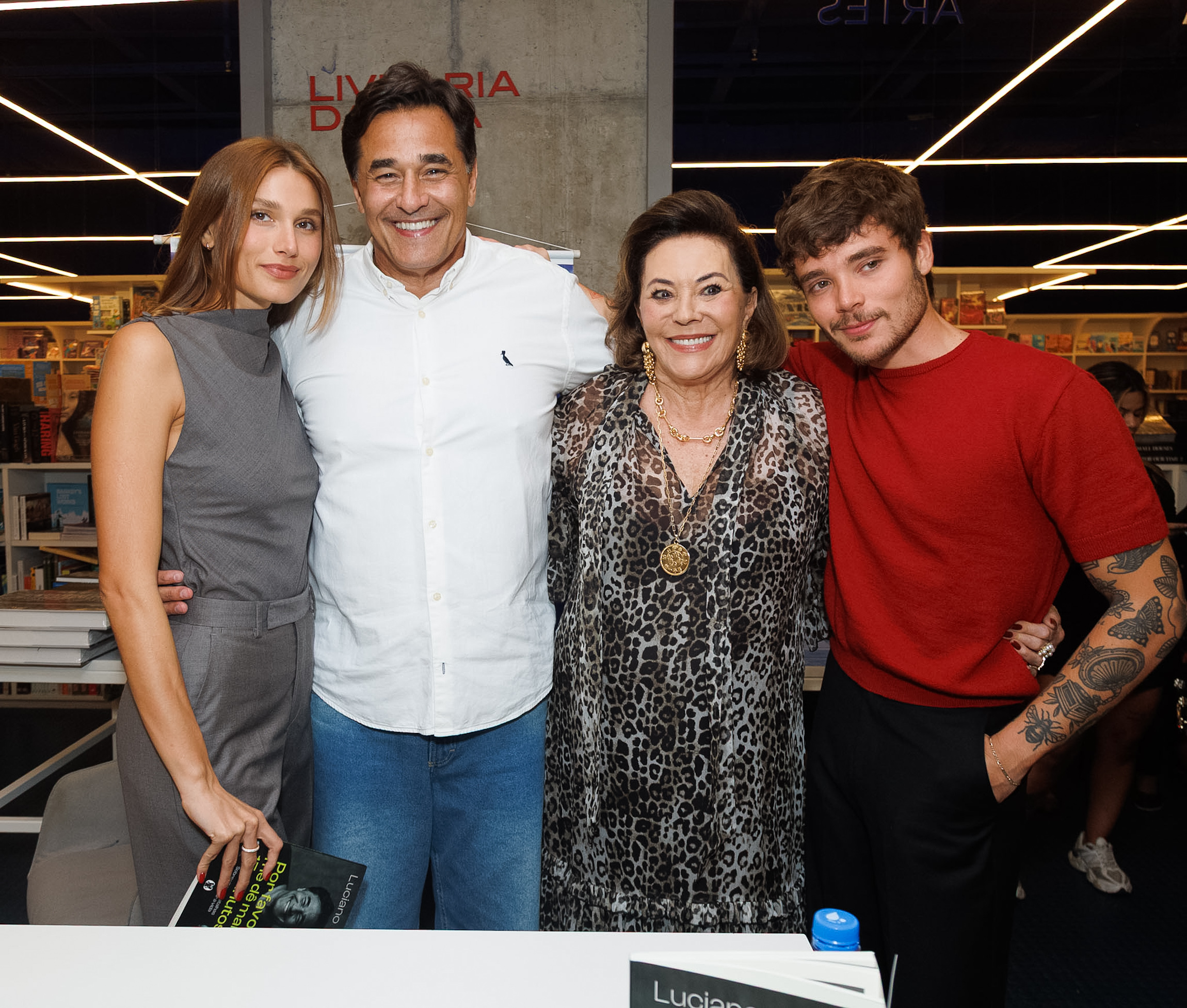 Luciano Szafir celebra lançamento de autobiografia ao lado da família em São Paulo