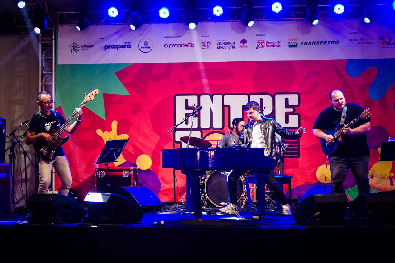 Paulo Rodrigo leva o espetáculo “Aquarela do Brasil” ao Festival Entre Tons, em Aracaju