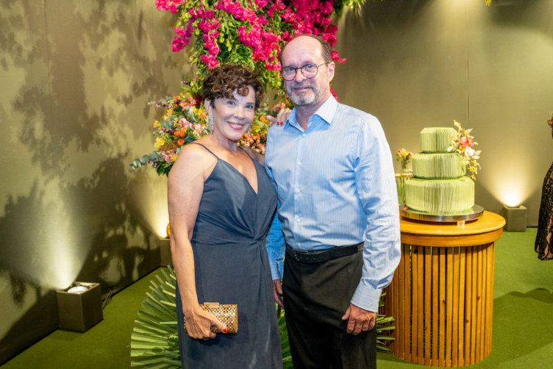 Brinde à vida - Eliane Brasil festeja nova idade em noite animada no La Casa Lounge